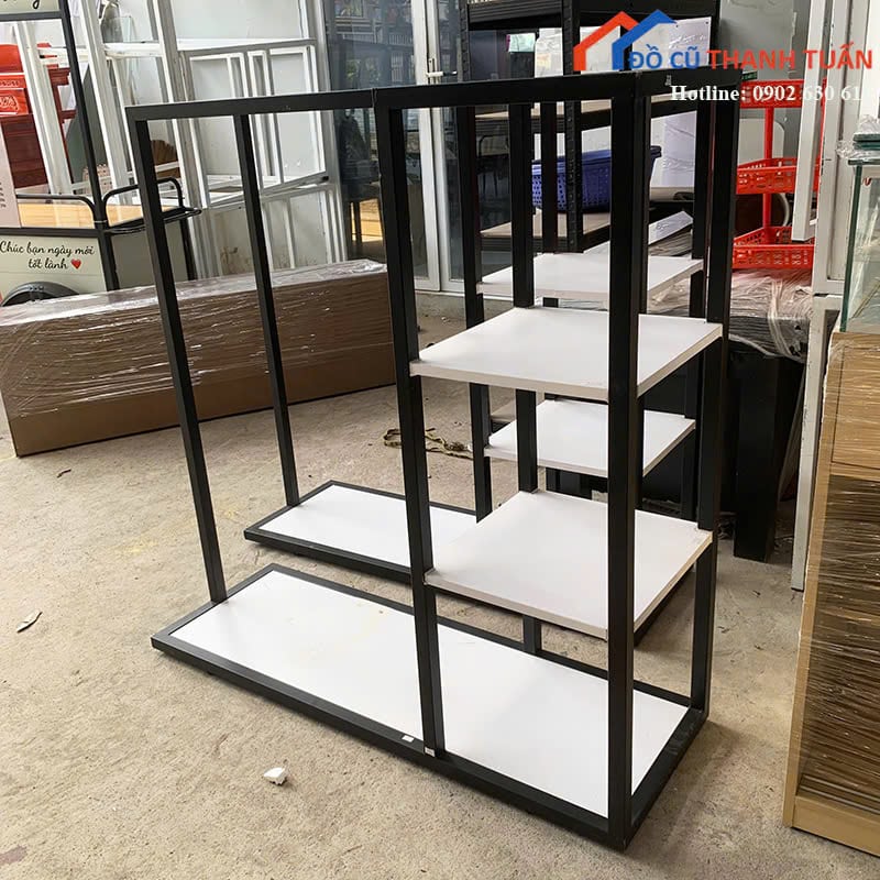 ke-trung-bay-cu-mau-den-phoi-trang-nhieu-tang-3 Kệ Trưng Bày Cũ Màu Đen Phối Trắng Nhiều Tầng