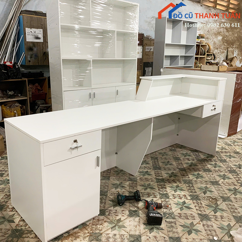 quay-le-tan-2m4x1m-trang-nham-phoi-chi-do-moi-99-4 Quầy Lễ Tân 2M4x1M Trắng Nhám Phối Chỉ Đỏ Mới 99%