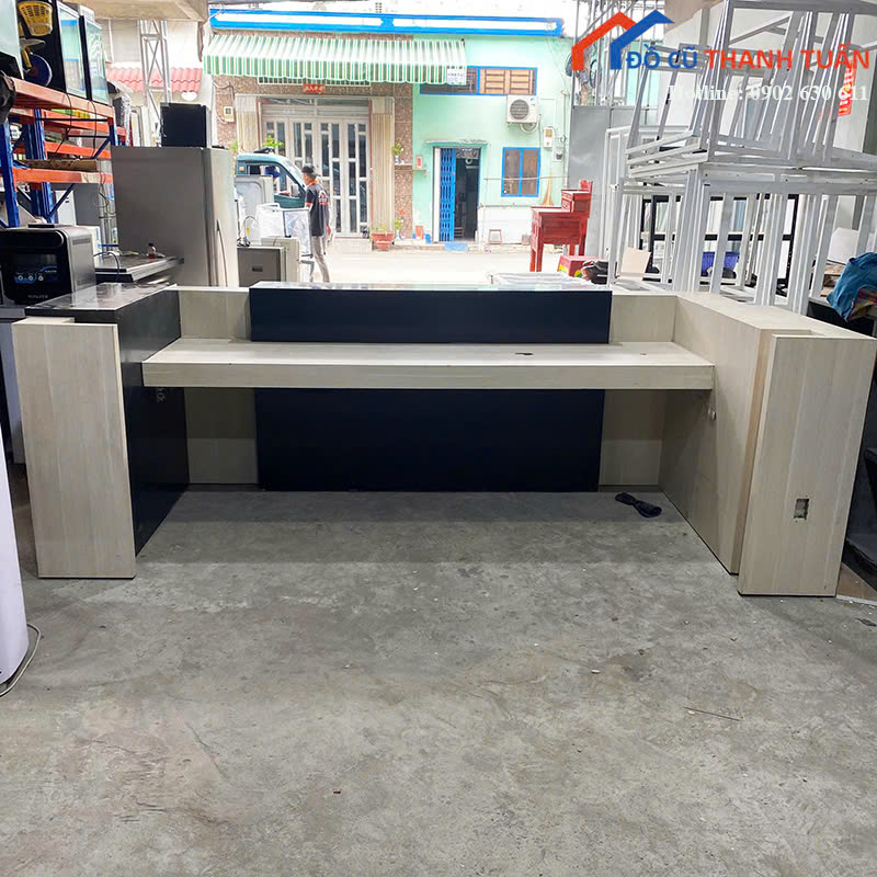 quay-le-tan-cu-3m2x1m5-mau-trang-phoi-den-hien-dai-2 Quầy Lễ Tân Cũ 3M2x1M5 Màu Trắng Phối Đen Hiện Đại