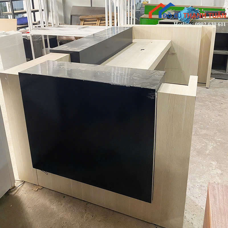 quay-le-tan-cu-3m2x1m5-mau-trang-phoi-den-hien-dai-3 Quầy Lễ Tân Cũ 3M2x1M5 Màu Trắng Phối Đen Hiện Đại