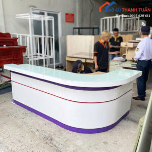 Quầy Lễ Tân Cũ Thiết Kế Góc L Màu Trắng Phối Tím