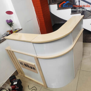 Quầy Lễ Tân Cũ Vân Gỗ Sáng Thiết Kế Góc L Bo Cong