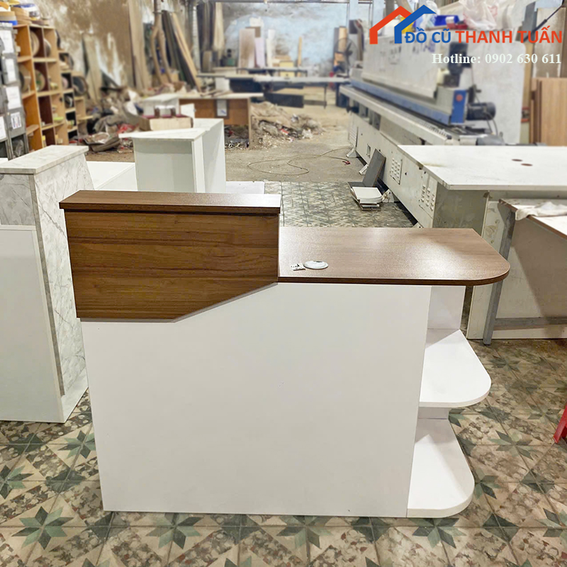 z7687441626691_6b7b15dc39fc8c65d6221c62c8e00e50-copy Quầy Lễ Tân Phối Trắng Sang Trọng Mới 99% (Nhiều Mẫu)