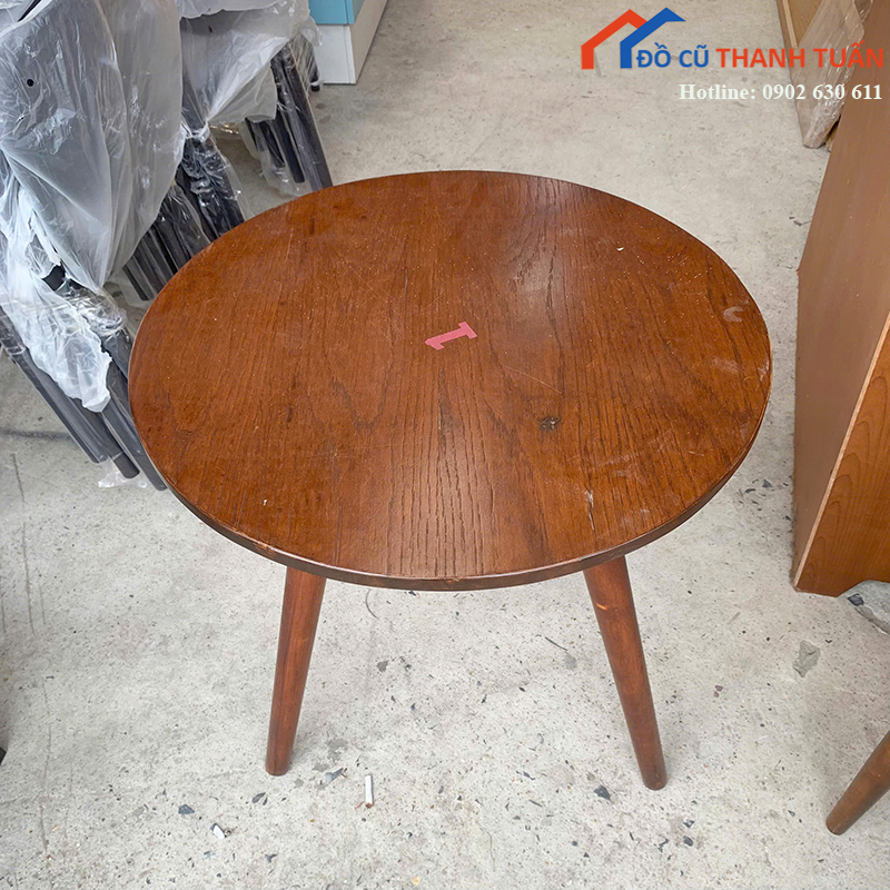 ban-cafe-cu-mat-tron-thiet-ke-3-chan-nho-gon-3 Bàn Cafe Cũ Mặt Tròn Thiết Kế 3 Chân Nhỏ Gọn