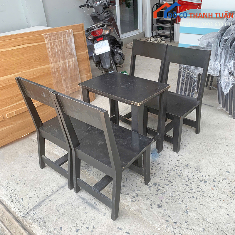 bo-ban-cafe-cu-4-ghe-mau-den-thiet-ke-nho-gon-2 Bộ Bàn Cafe Cũ 4 Ghế Màu Đen Thiết Kế Nhỏ Gọn