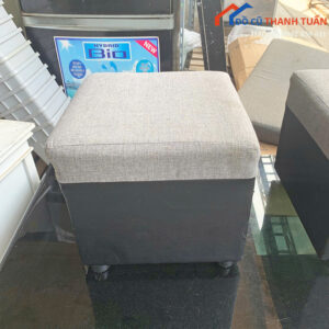 Đôn Sofa Cũ Bọc Vải Màu Xám Kiểu Dáng Nhỏ Gọn