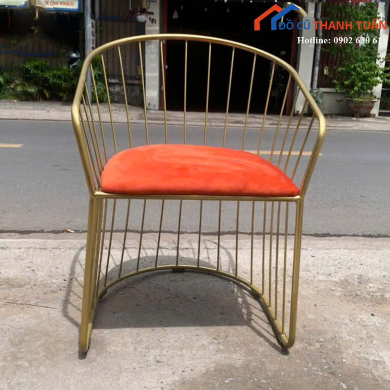 ghe-cafe-khung-mau-vang-boc-dem-do-moi-99-2 Ghế Cafe Khung Màu Vàng Bọc Đệm Đỏ Mới 99%