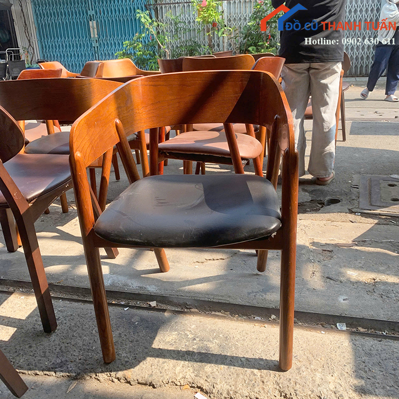 ghe-go-cafe-cu-tay-vin-boc-nem-em-ai