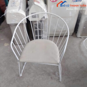 Ghế Cafe Cũ Khung Sắt Bọc Đệm Màu Trắng Bo Cong