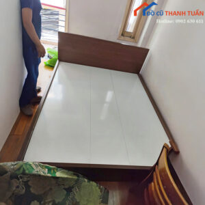 Giường Ngủ Cũ Màu Nâu Sang Trọng
