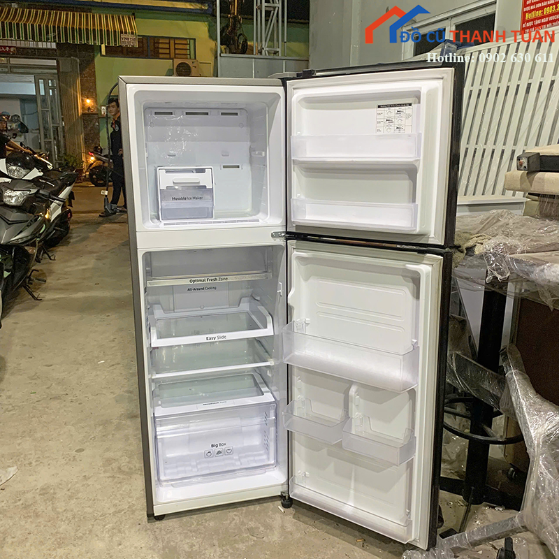 tu-lanh-samsung-cu-236l-2-canh-mau-den-sang-trong (4)