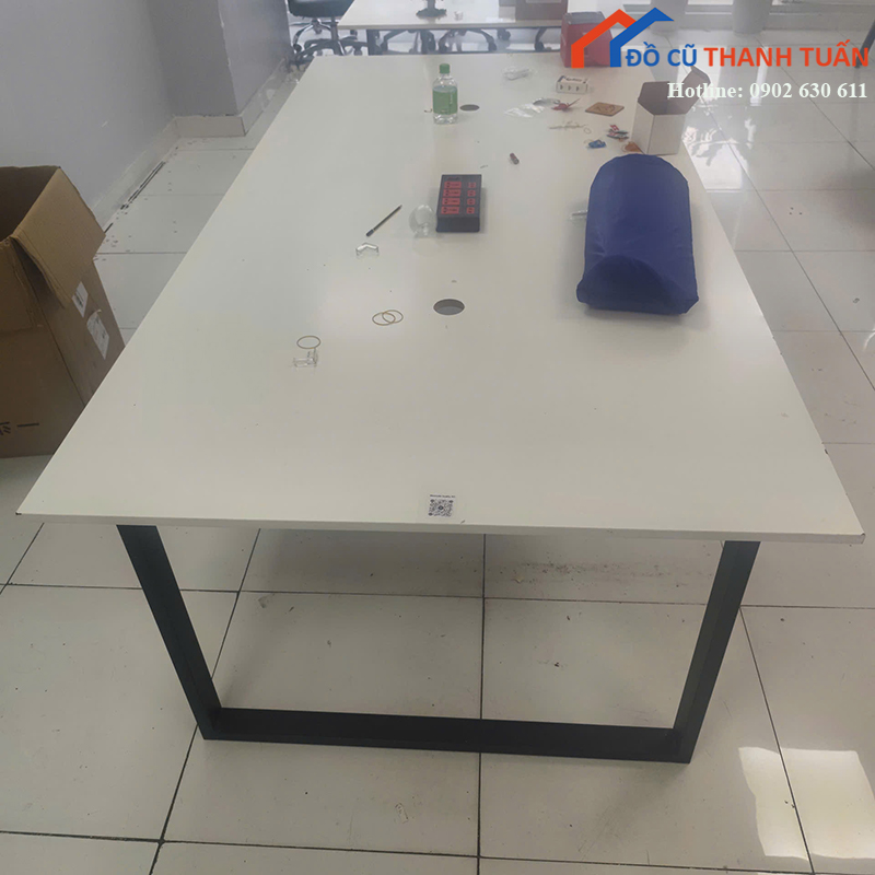 ban-hop-cu-2m4x1m2-mat-trang-chan-sat-den-1 Bàn Họp Cũ 2M4x1M2 Mặt Trắng Chân Sắt Đen
