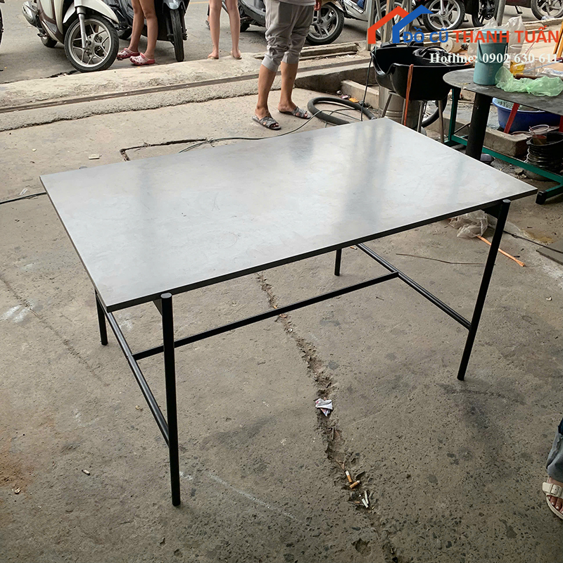 ban-lam-viec-cu-1m4x80cm-mat-xam-chan-sat-den-2 Thanh Lý Đồ Nội Thất Cũ - Chuyên Mua Bán Bàn Ghế Cũ Giá Tốt Nhất