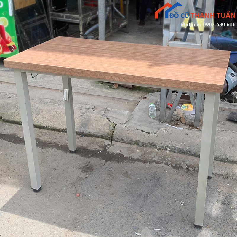 ban-lam-viec-cu-1mx50cm-chan-sat-mat-go-gon-dep-2 Bàn Làm Việc Cũ 1Mx50CM Chân Sắt Mặt Gỗ Gọn Đẹp