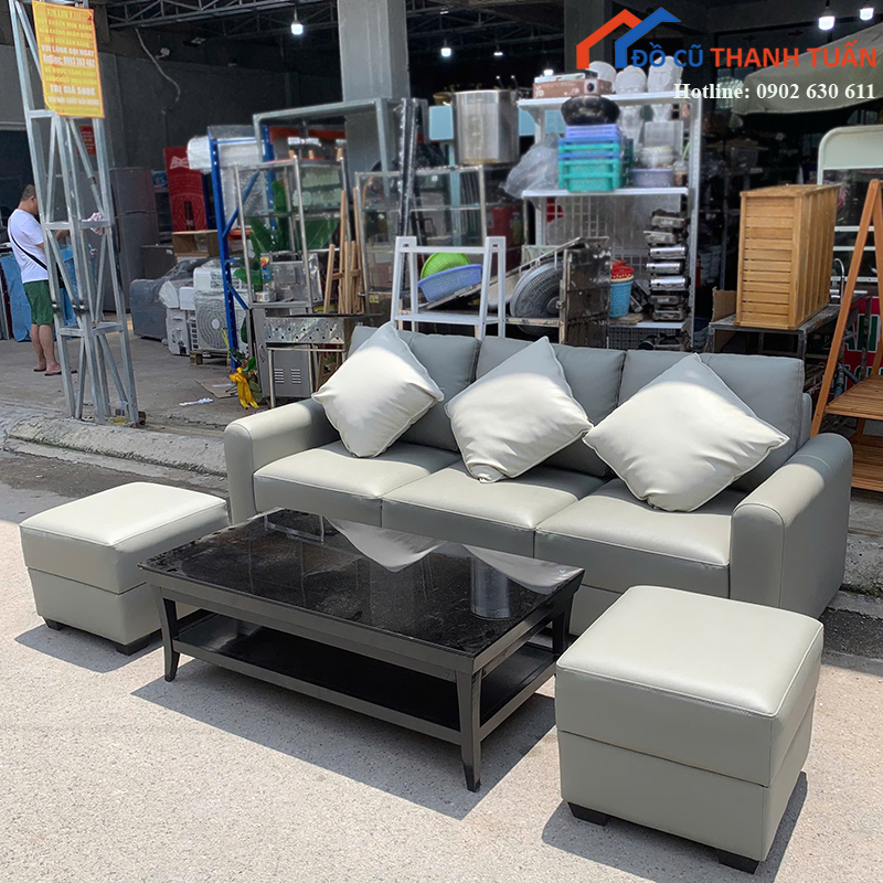 bo-sofa-cu-2m2x90cm-mau-xam-kem-don-va-ban-tra-den (2)
