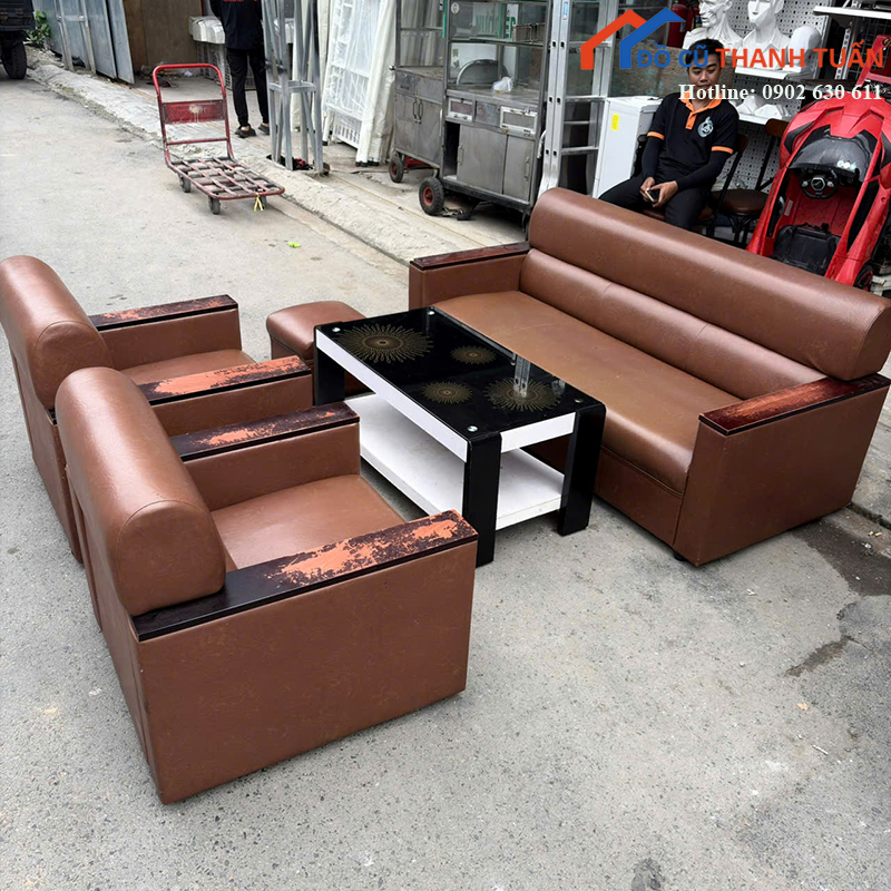 bo-sofa-cu-boc-da-mau-nau-kem-ban-tra (4)