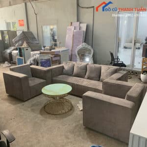 Bộ Sofa Cũ Màu Xám Gồm Băng Dài Và Hai Ghế Đơn