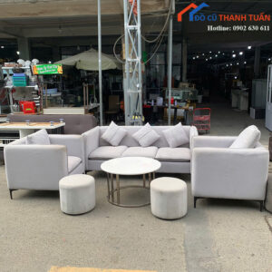 Bộ Sofa Cũ Màu Xám Kèm Bàn Trà Và Đôn Tròn