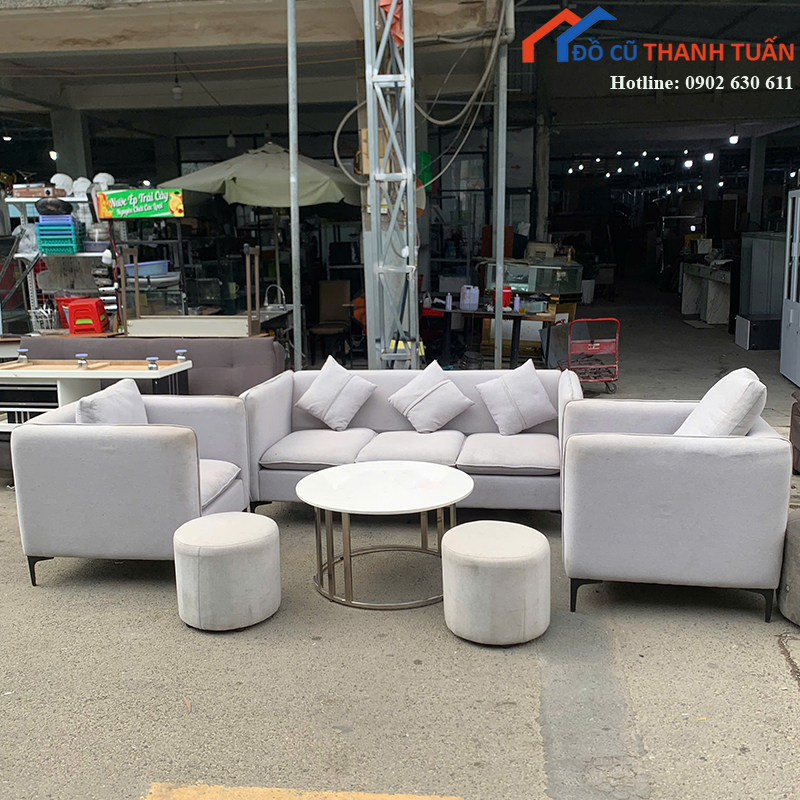 bo-sofa-cu-mau-xam-kem-ban-tra-va-don-tron-1 Bộ Sofa Cũ Màu Xám Kèm Bàn Trà Và Đôn Tròn
