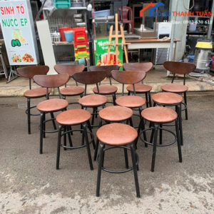 Ghế Khung Sắt Cũ Bọc Nệm Màu Nâu Dùng Cho Quán