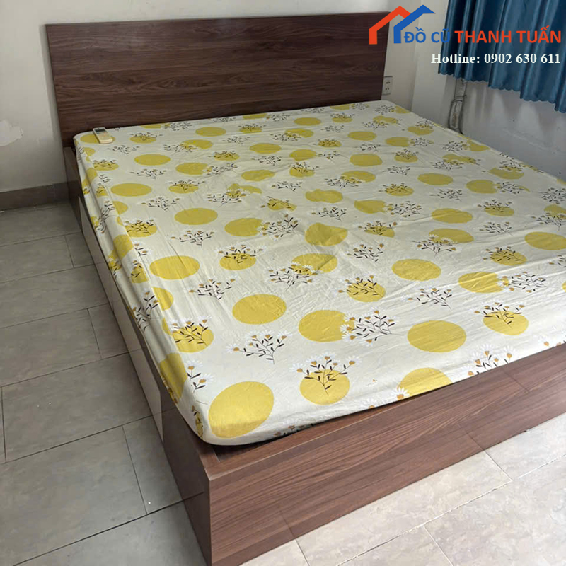 giuong-go-cu-mau-nau-thiet-ke-dau-giuong-cao-2 Giường Gỗ Cũ Màu Nâu Thiết Kế Đầu Giường Cao