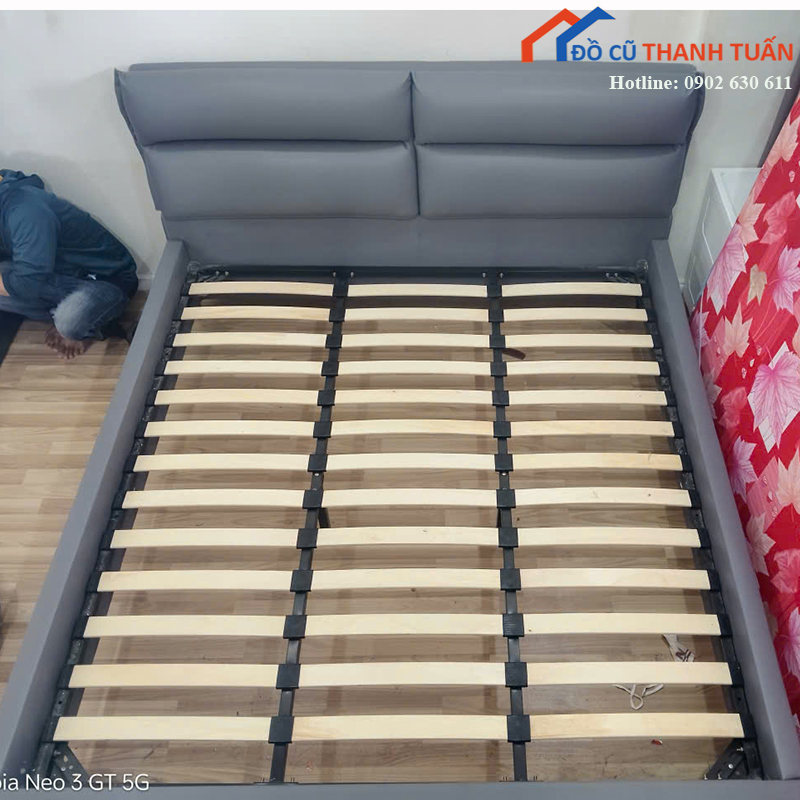 giuong-ngu-cu-1m8-khung-boc-nem-mau-xam-1 Giường Ngủ Cũ 1M8 Khung Bọc Nệm Màu Xám