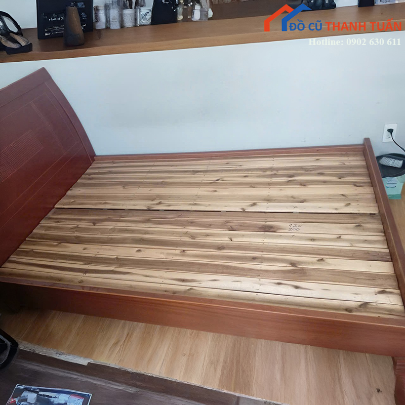 giuong-ngu-cu-bang-go-mau-nau-thiet-ke-chac-chan-2 Giường Ngủ Cũ Bằng Gỗ Màu Nâu Thiết Kế Chắc Chắn