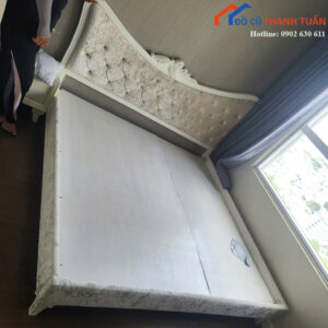 Giường Ngủ Cũ Màu Trắng Đầu Giường Bọc Nệm Sang Trọng