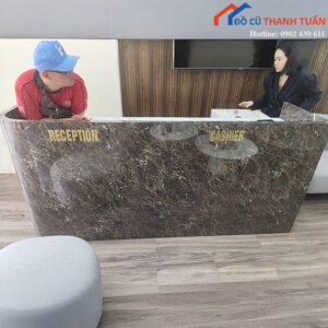 Quầy Lễ Tân Cũ Vân Đá Sang Trọng