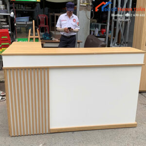 Quầy Thu Ngân Cũ 1M55 Chữ L Màu Trắng Phối Vân Gỗ