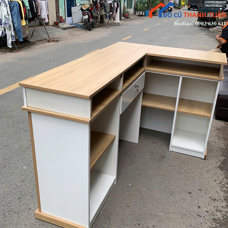quay-thu-ngan-cu-1m55-chu-l-mau-trang-phoi-van-go-2 Quầy Thu Ngân Cũ 1M55 Chữ L Màu Trắng Phối Vân Gỗ