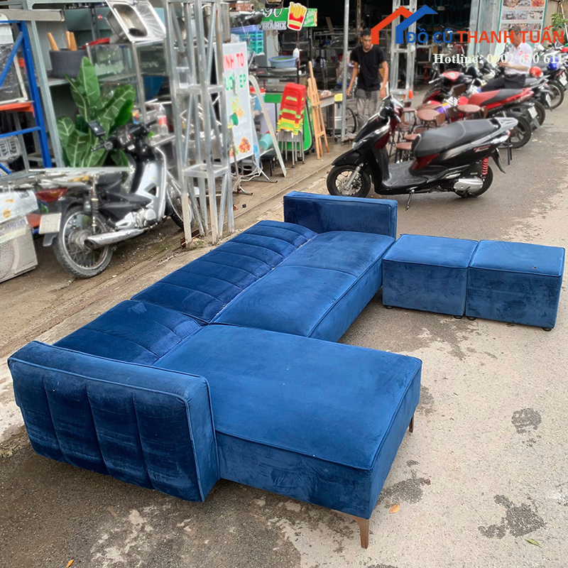 sofa-chu-l-cu-2m4x1m5-mau-xanh-nhung-kem-hai-ghe-don-4 Sofa Chữ L Cũ 2M4x1M5 Màu Xanh Nhung Kèm Hai Ghế Đôn