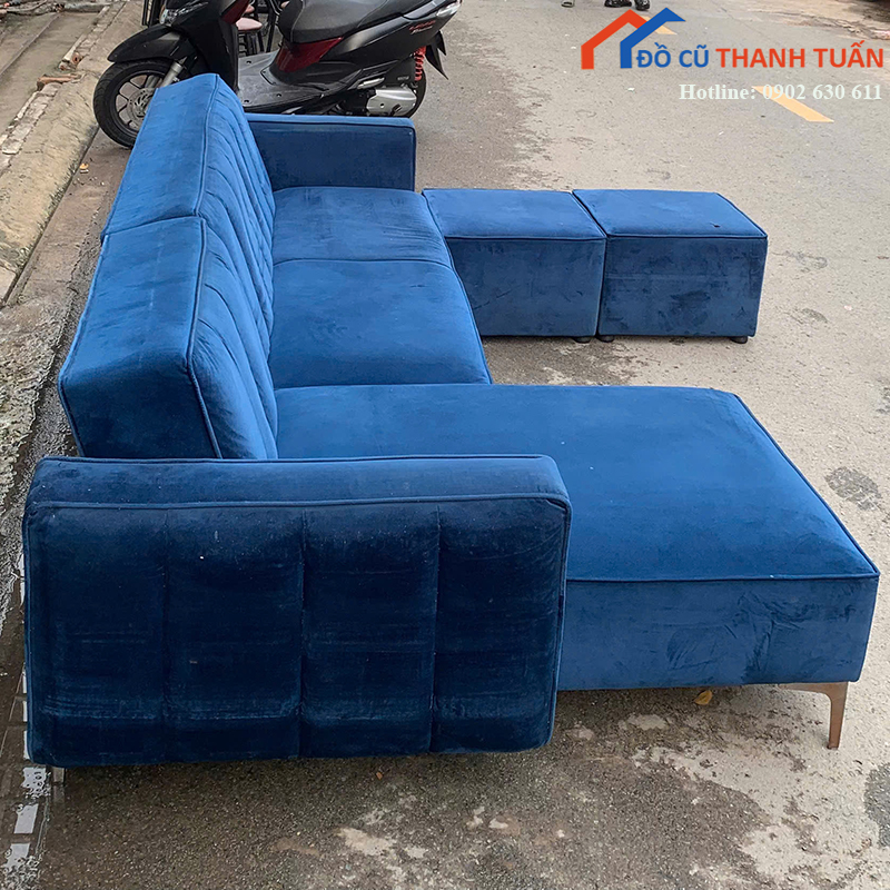 sofa-chu-l-cu-2m4x1m5-mau-xanh-nhung-kem-hai-ghe-don-6 Sofa Chữ L Cũ 2M4x1M5 Màu Xanh Nhung Kèm Hai Ghế Đôn