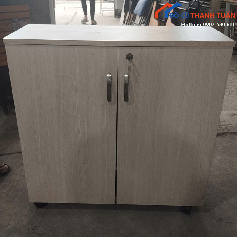 tu-giay-cu-mau-go-sang-co-banh-xe-de-di-chuyen-1 Tủ Giày Cũ Màu Gỗ Sáng Có Bánh Xe Dễ Di Chuyển