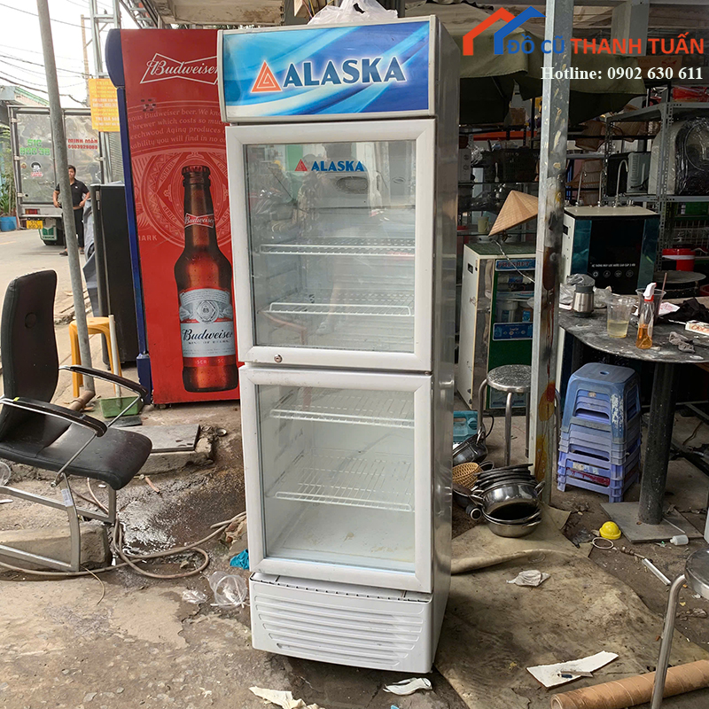 tu-mat-alaska-cu-2-canh-kinh-trung-bay-nuoc-giai-khat-gia-re (1)