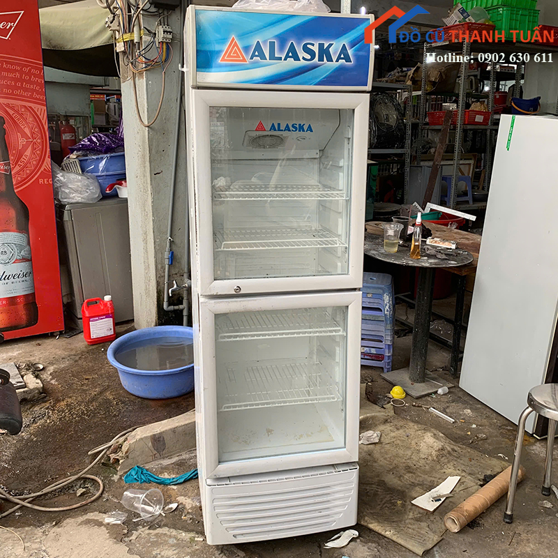 tu-mat-alaska-cu-2-canh-kinh-trung-bay-nuoc-giai-khat-gia-re (2)