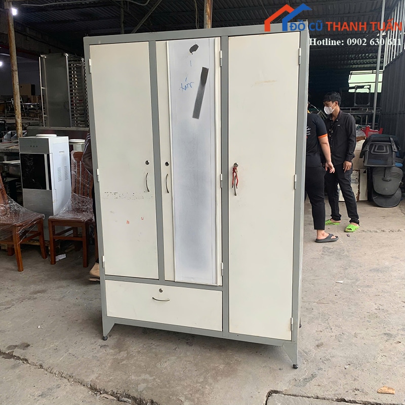 tu-quan-ao-sat-cu-ba-canh-mau-trang-xam-gia-tot-2 Tủ Quần Áo Sắt Cũ Ba Cánh Màu Trắng Xám Giá Tốt