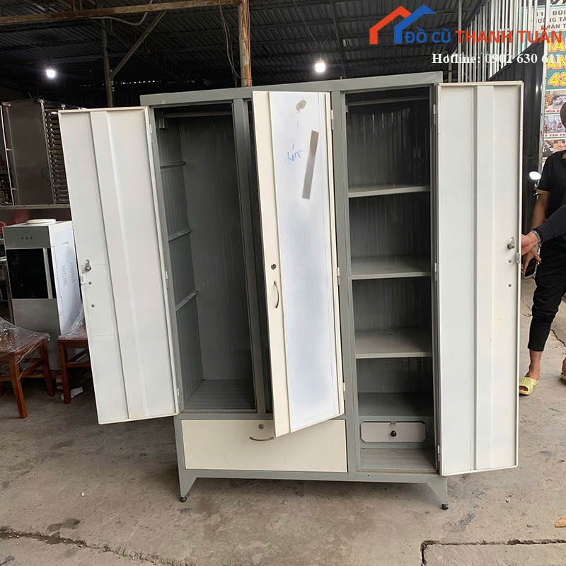tu-quan-ao-sat-cu-ba-canh-mau-trang-xam-gia-tot-3 Tủ Quần Áo Sắt Cũ Ba Cánh Màu Trắng Xám Giá Tốt