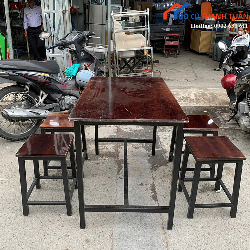 ban-ghe-go-cu-phong-cach-don-gian-cho-quan-an-1 Bàn Ghế Gỗ Cũ Phong Cách Đơn Giản Cho Quán Ăn