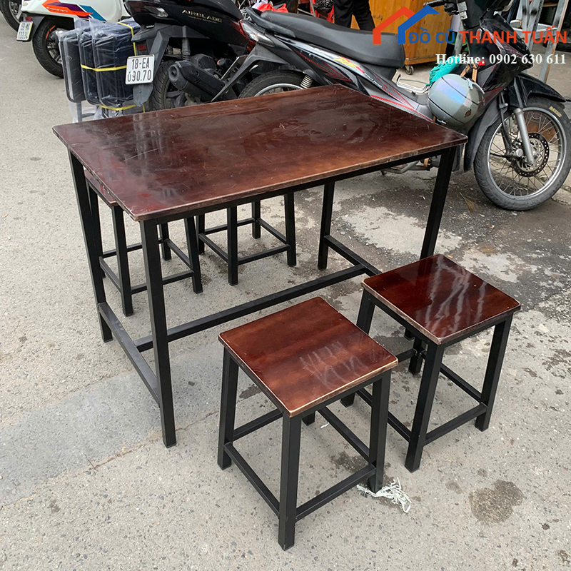 ban-ghe-go-cu-phong-cach-don-gian-cho-quan-an-2 Bàn Ghế Gỗ Cũ Phong Cách Đơn Giản Cho Quán Ăn