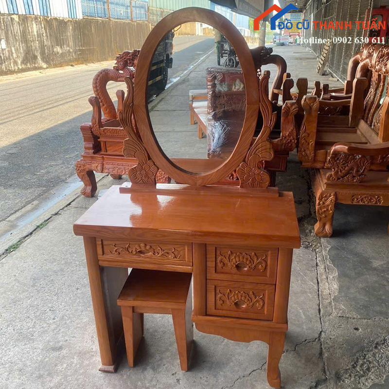 ban-trang-diem-go-guong-oval-sang-trong-moi-99-2 Bàn Trang Điểm Gỗ Gương Oval Sang Trọng Mới 99%