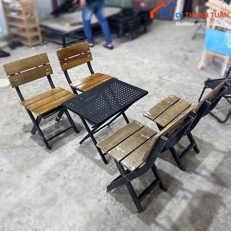 bo-ban-ghe-cafe-cu-gap-gon-khung-sat-mat-go-nhieu-mau-3 Bộ Bàn Ghế Cafe Cũ Gấp Gọn Khung Sắt Mặt Gỗ (Nhiều Mẫu)