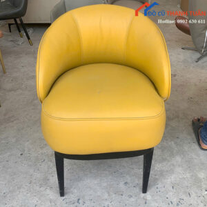 Ghế Sofa Đơn Cũ Màu Vàng Tạo Điểm Nhấn Không Gian