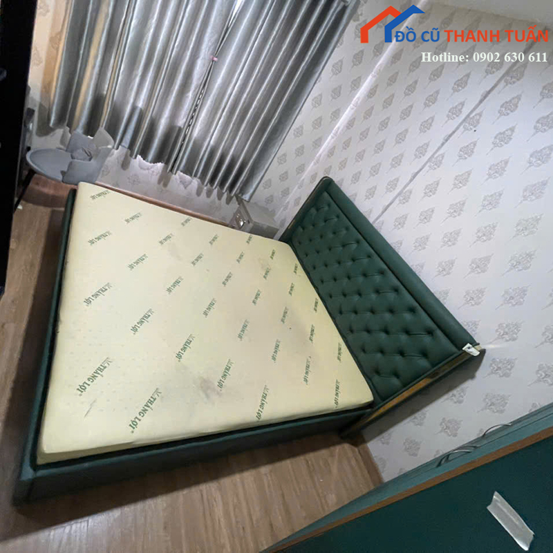 giuong-ngu-cu-boc-da-mau-xanh-reu-1 Giường Ngủ Cũ Bọc Da Màu Xanh Rêu