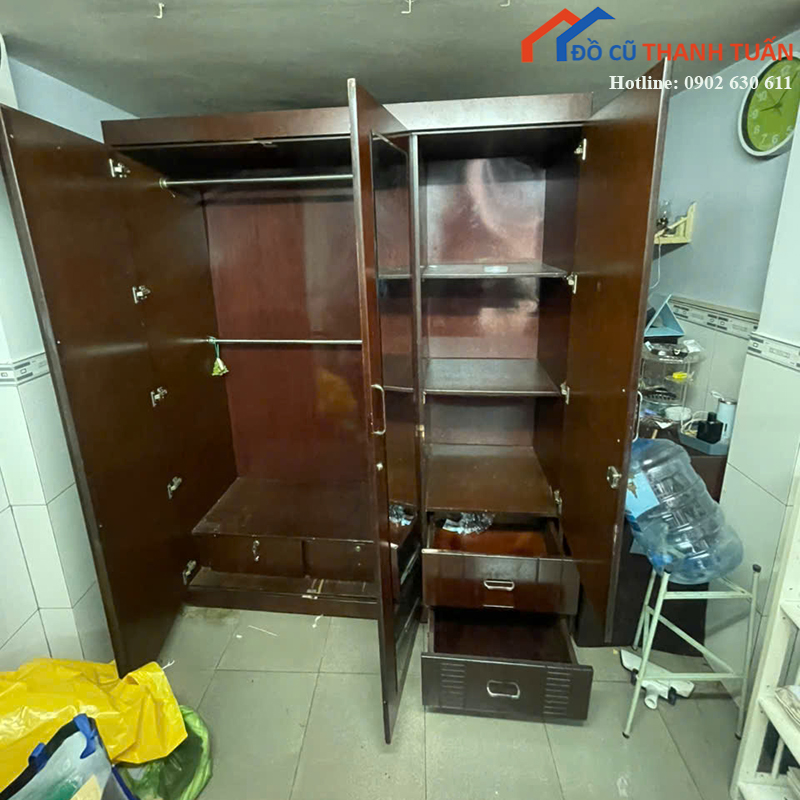 tu-quan-ao-cu-mau-nau-canh-gian-co-guong-3 Tủ Quần Áo Cũ Màu Nâu Cánh Gián Có Gương