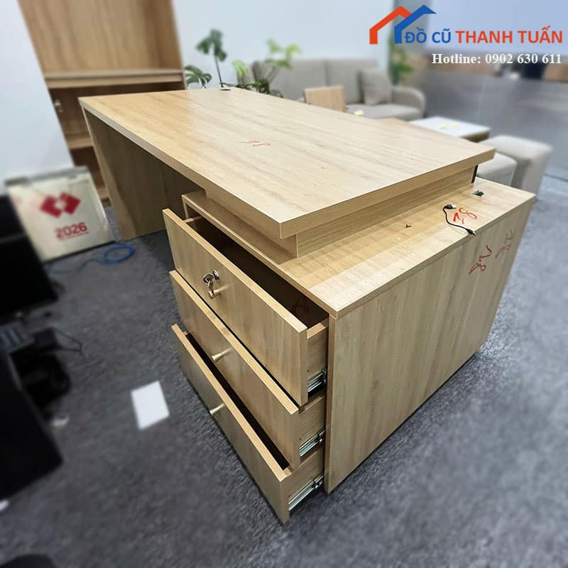 ban-giam-doc-go-cong-nghiep-cu-phoi-den-hien-dai-1 Bàn Giám Đốc Gỗ Công Nghiệp Cũ Phối Đen Hiện Đại