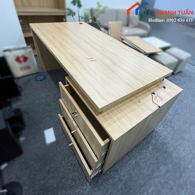 ban-giam-doc-go-cong-nghiep-cu-phoi-den-hien-dai-2 Bàn Giám Đốc Gỗ Công Nghiệp Cũ Phối Đen Hiện Đại