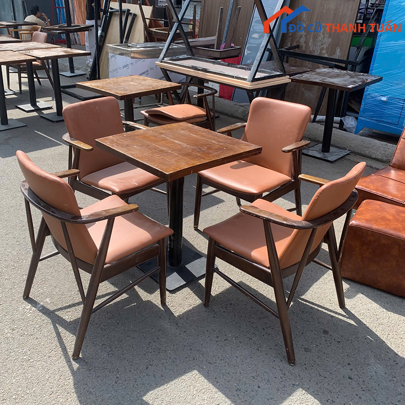 bo-ban-cafe-cu-4-ghe-go-co-tay-vin-boc-da-1 Bộ Bàn Cafe Cũ 4 Ghế Gỗ Có Tay Vịn Bọc Da