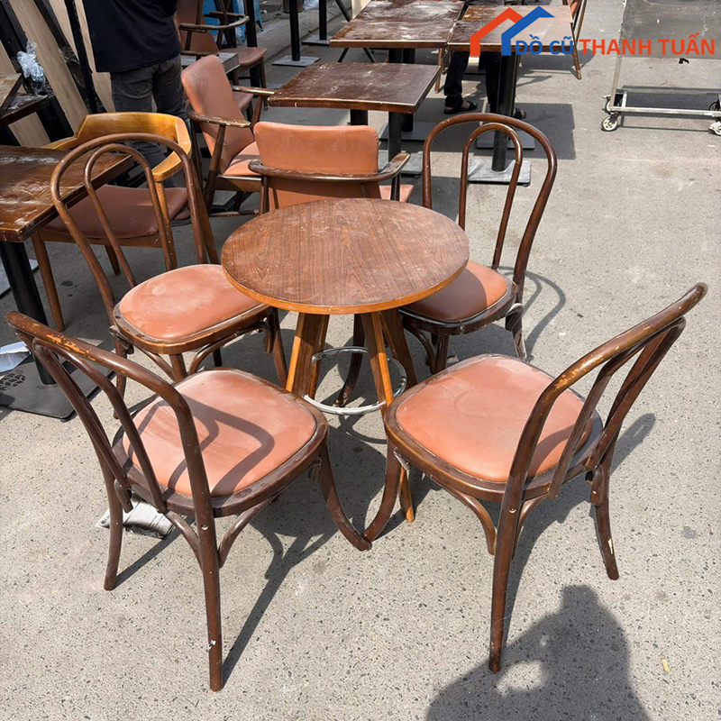 bo-ban-ghe-thonet-cu-4-ghe-dem-da-kieu-dang-co-dien-3 Bộ Bàn Ghế Thonet Cũ 4 Ghế Đệm Da Kiểu Dáng Cổ Điển