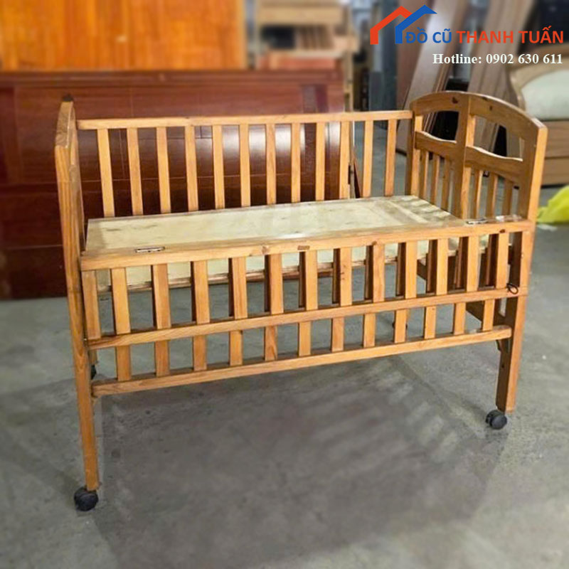 cui-em-be-bang-go-cu-co-banh-xe-de-di-chuyen-2 Cũi Em Bé Bằng Gỗ Cũ Có Bánh Xe Dễ Di Chuyển